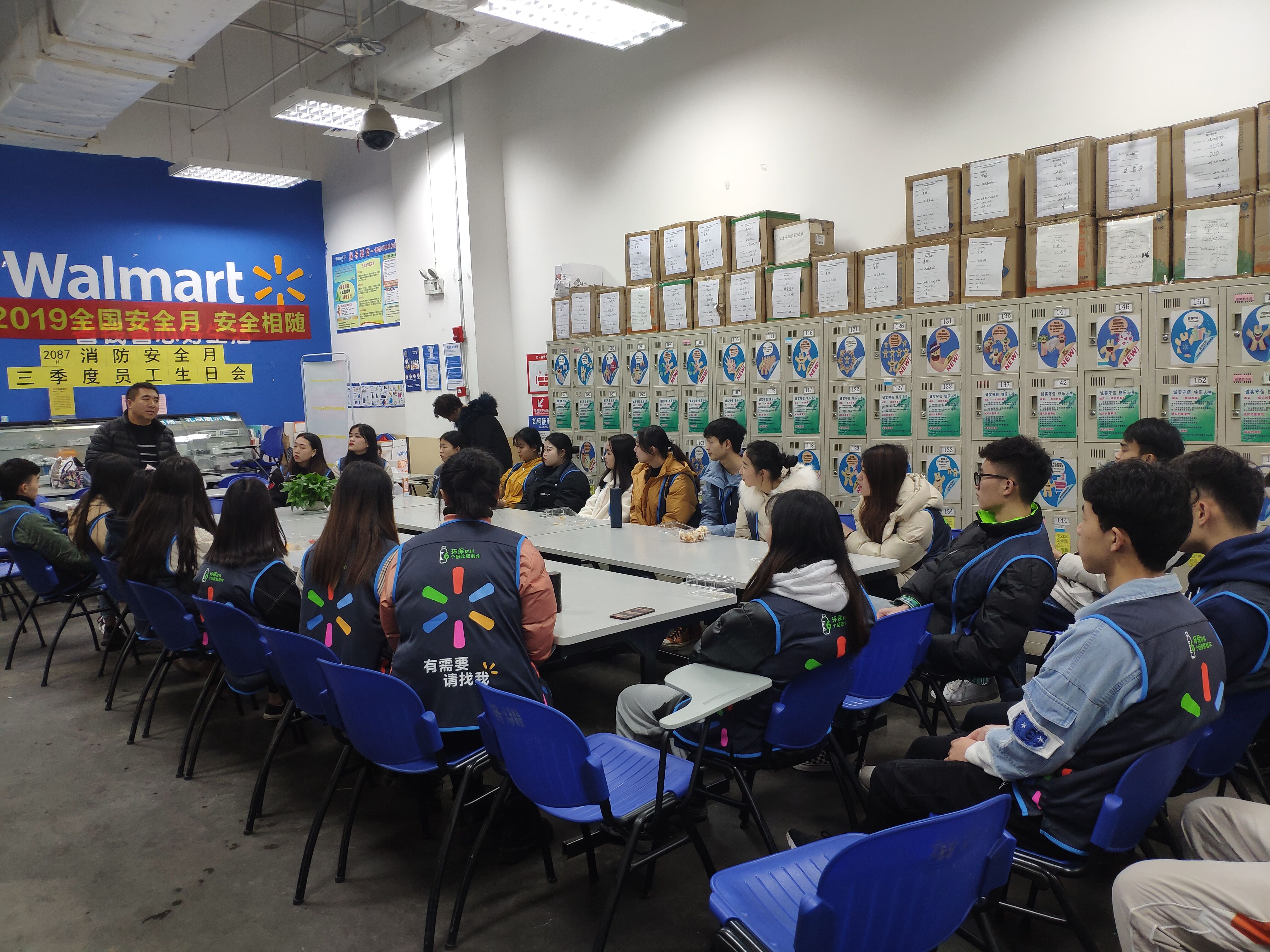 工商管理专业学生在沃尔玛实训.jpg