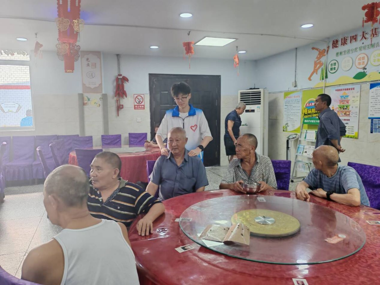 一群人在餐厅吃饭AI 生成的内容可能不正确。